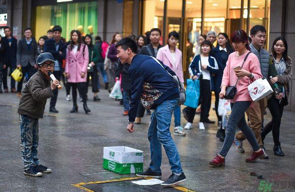 9岁卖唱男孩撑起一个家 父母怎样教育孩子？
