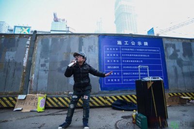 ​9岁卖唱男孩撑起一个家 父母怎样教育孩子？