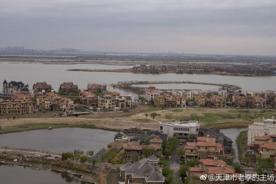 ​草色烟光残照里，无言谁会凭栏意。