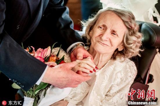 连续求婚43年被拒 英国大爷终于娶到人生挚爱