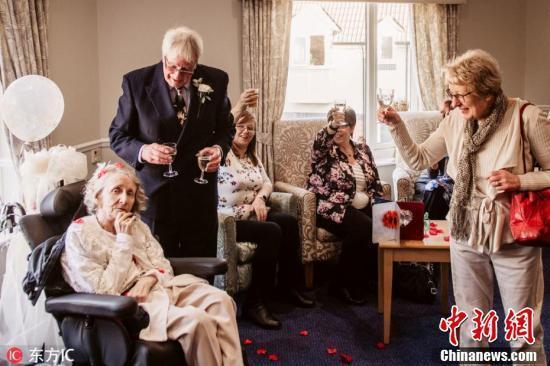 连续求婚43年被拒 英国大爷终于娶到人生挚爱