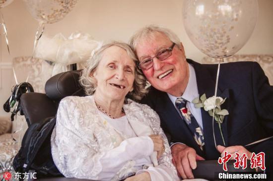 连续求婚43年被拒 英国大爷终于娶到人生挚爱