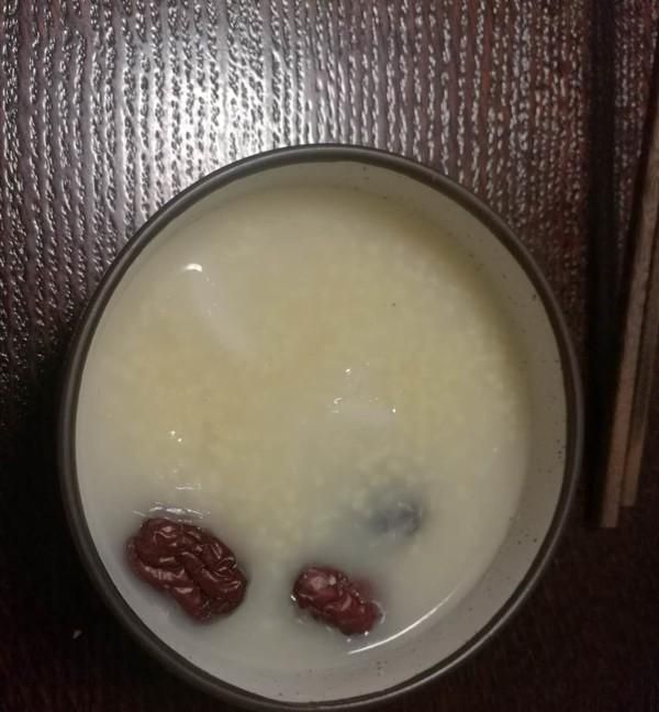 电饭煲煮小米粥会溢出吗，电饭煲煮粥尤其是小米粥容易溢锅，有什么好办法可以防止溢锅吗？图1