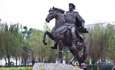 ​广东湛江靠近哪个城市 湛江虽然属于广东，为什么感觉跟广西更亲近些？