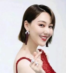 ​王冠夫妇首次公开合影，甜蜜亮相引发网友热议