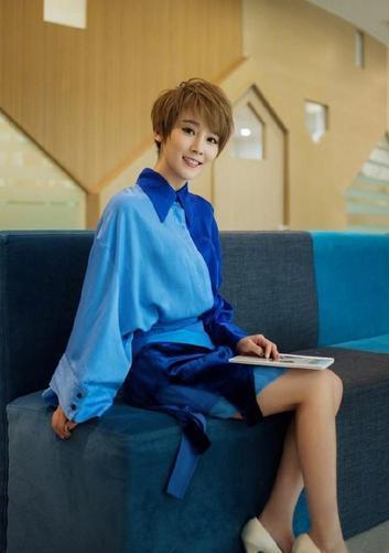 谢楠穿短裤现身机场美腿抢镜,这逆天长腿直逼刘雯的节奏啊!