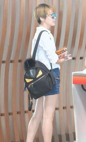 谢楠穿短裤现身机场美腿抢镜,这逆天长腿直逼刘雯的节奏啊!