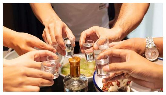 “二锅头”到底是不是粮食酒？听酒厂员工说完，才知道自己喝错了