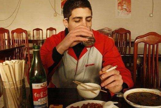 “二锅头”到底是不是粮食酒？听酒厂员工说完，才知道自己喝错了