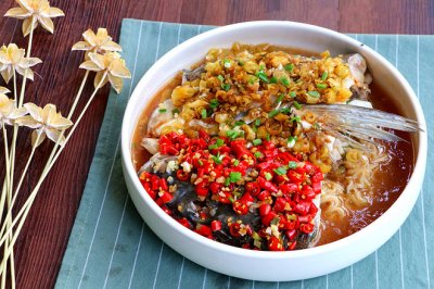 ​剁椒鱼头的做法 最正宗的做法（剁椒鱼头的正宗做法，入味又下饭，经典也能如此