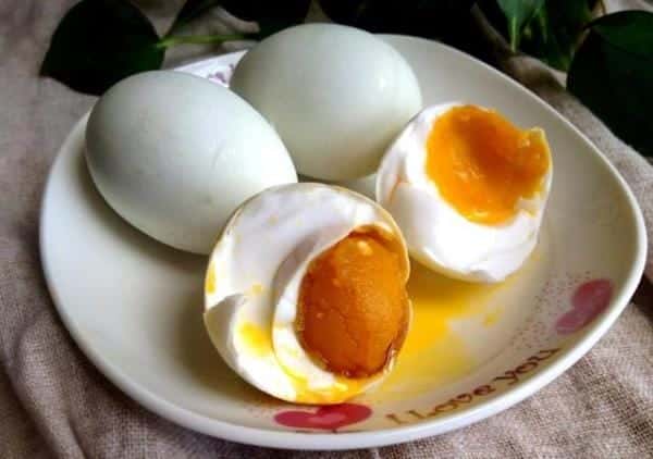 怎样用盐水腌咸鸭蛋好吃出油(腌咸鸭蛋出油的方法)