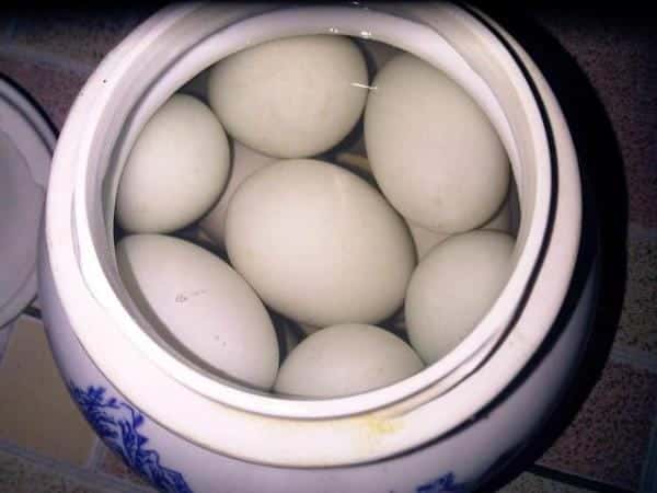 怎样用盐水腌咸鸭蛋好吃出油(腌咸鸭蛋出油的方法)