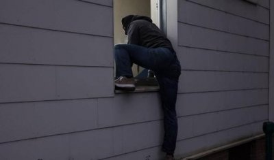 如果遭遇歹徒入室盗窃或抢劫,应该怎么办?如何保护自己的安全?