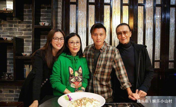 狄波拉择偶有眼光,两任丈夫相处愉快,这让谢霆锋的生活充满爱