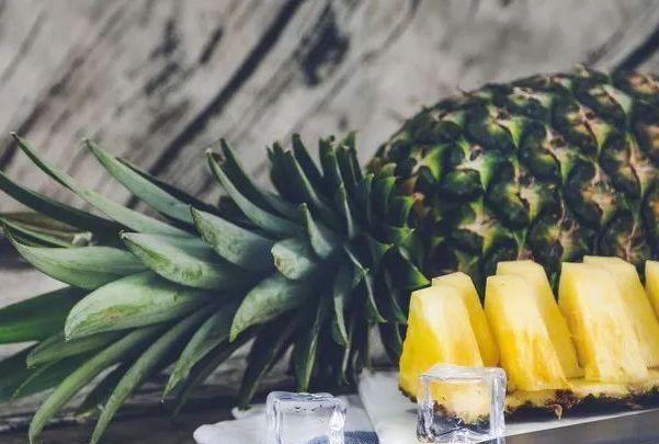 吃凤梨要泡盐水吗凤梨是热性还是寒性哪些人不能吃凤梨