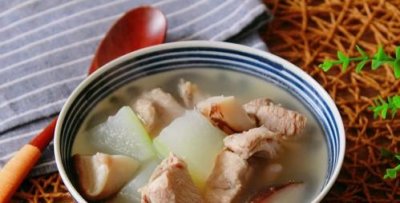 冬天排骨汤要放冰箱吗,冬天炖排骨一个星期了没放冰箱用油炸了能吃吗?