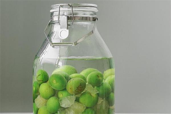 泡青梅酒要不要去核 青梅泡酒要去核吗 泡青梅酒要不要去核 青梅泡酒要去核吗