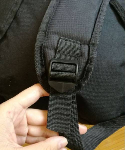 穿书包带步骤二 穿书包带步骤二