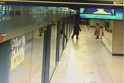 末班地铁开门,“这个冬天很冷,但‘你’很暖”