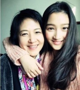 关晓彤妈妈李君个人资料介绍 关晓彤妈妈李君简历照片遭扒