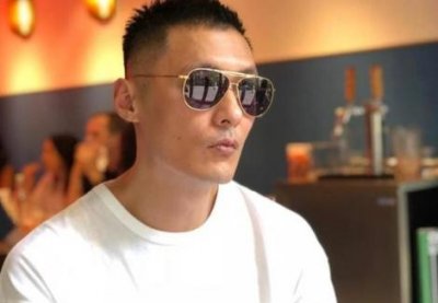 余文乐晒帅气短发照,网友夸赞:被奶爸帅到了