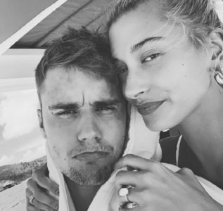 比伯晒与爱妻合照 甜腻Skr人