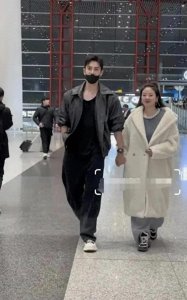 ​李琳夫妻机场甜蜜牵手，经超帅气逼人，揭秘姐弟恋的甜蜜密码！