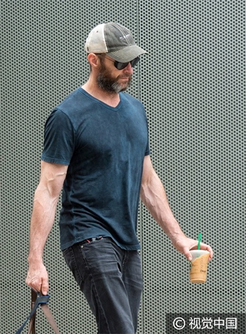 “狼叔”休杰克曼休闲装低调出街 胡子拉渣牵萌宠无人识