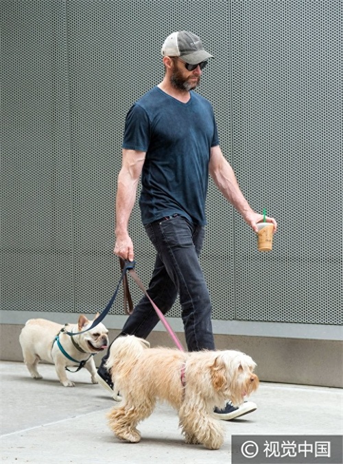 “狼叔”休杰克曼休闲装低调出街 胡子拉渣牵萌宠无人识