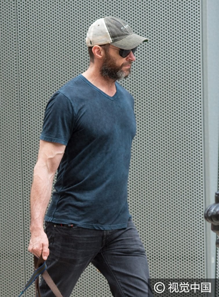 “狼叔”休杰克曼休闲装低调出街 胡子拉渣牵萌宠无人识