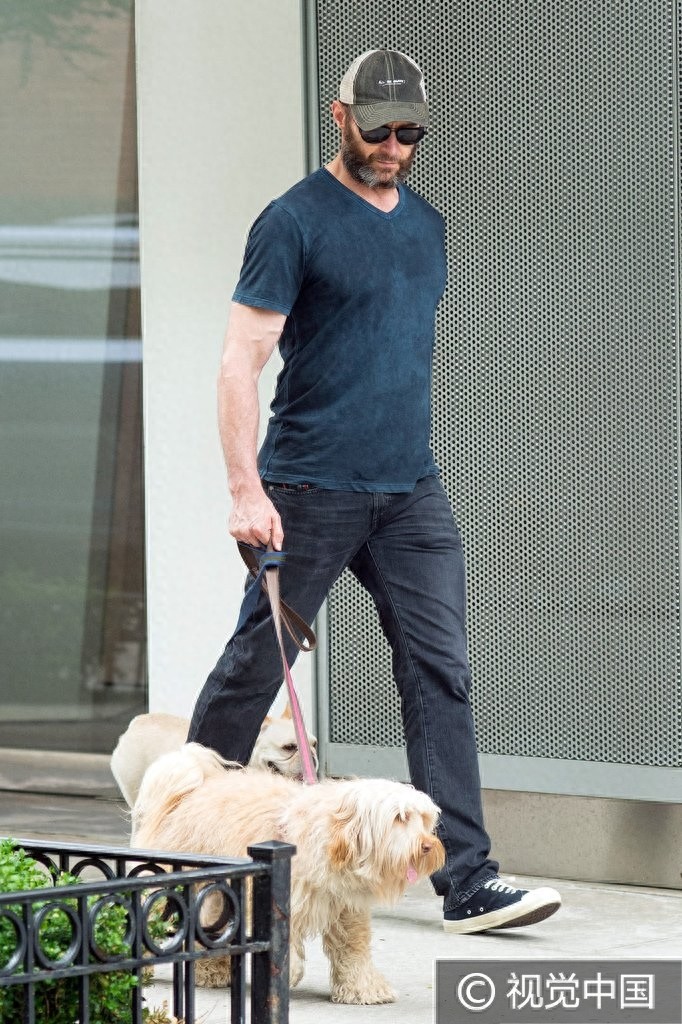 “狼叔”休杰克曼休闲装低调出街 胡子拉渣牵萌宠无人识