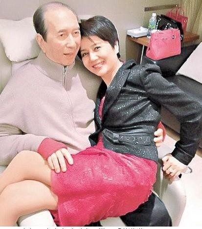 赌王何鸿燊老照片,年轻帅气逼人,图五四姨太坐怀嬉戏