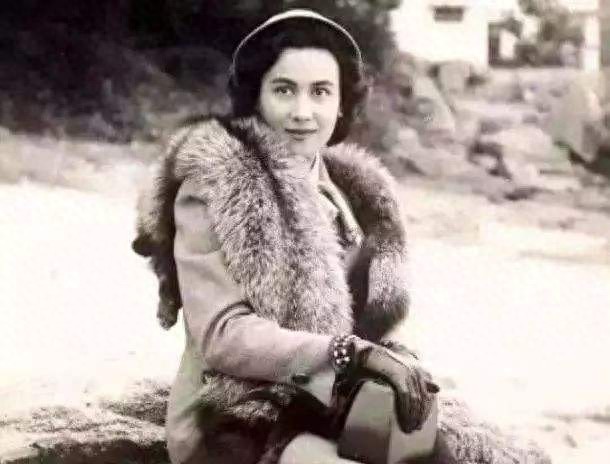 赌王何鸿燊老照片,年轻帅气逼人,图五四姨太坐怀嬉戏