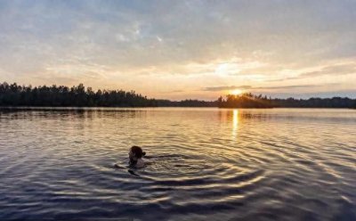 ​大胆女子一丝不挂裸泳，游客惊呼勇者无畏！