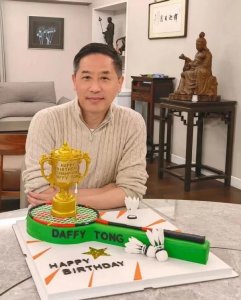 ​62岁唐鹤德曝庆生照，两鬓发白依旧帅气，曾是张国荣20年挚爱