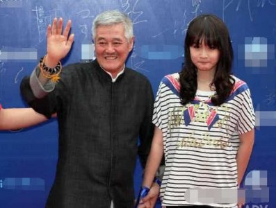 ​赵本山之女赵一涵罕见出现街头 如今身材堪比郑爽