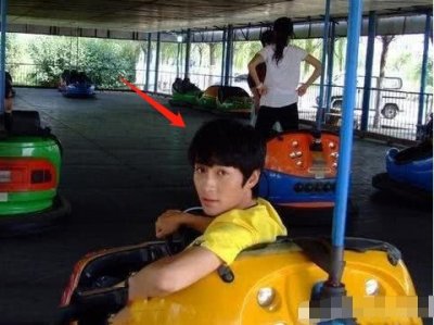 ​朱一龙高中照片曝光 对镜卖萌青涩帅气