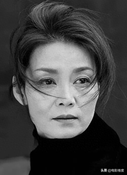 一组潘虹的老照片，年轻时美貌如花，好像一幅画