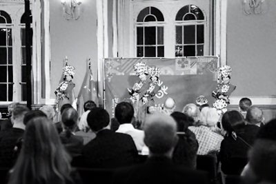 ​17 日，柏林“红色市政厅” 举行新春庆典晚会，来自中国四川 省的艺术家带来演