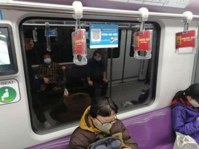 ​上海地铁换乘标识「上海地铁响应市民建议车门位置加贴9万张乘客登记二维码」