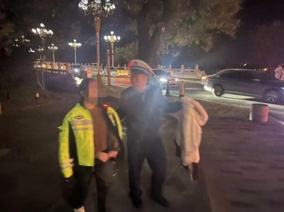 “抓住我的手,我把你拉上来!”聊城交警救助落水女孩