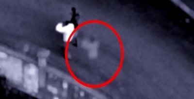 ​现实版“惊悚片” 夫妻疑被“鬼”追随(图)监控画面现“鬼影”