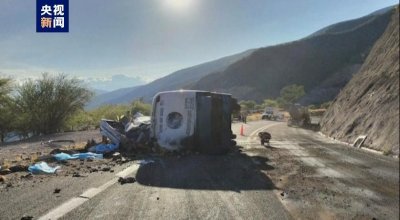 ​墨西哥南部一客车侧翻 已致18人死亡